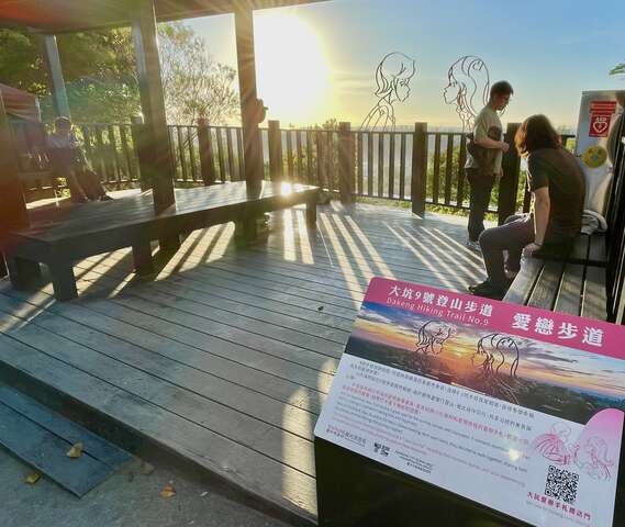 在凉亭吹着微凉山风体验爱恋步道