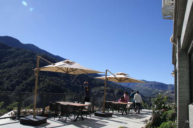 环山民宿业者座落在视野极佳的山脊