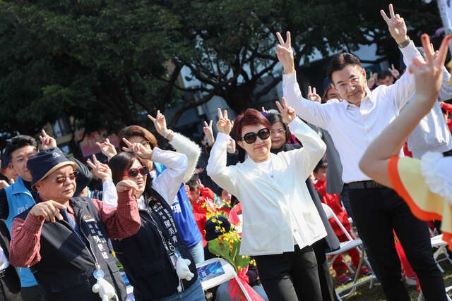 9嘉賓於記者會現場互動同樂