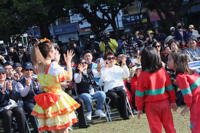 10嘉賓於記者會現場互動同樂-2