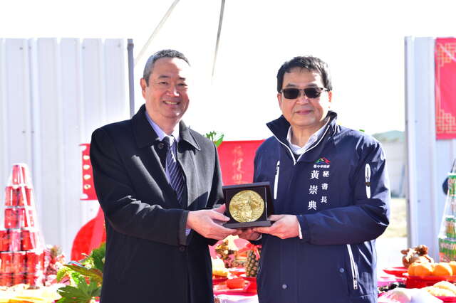 3捐赠单位致赠铜雕