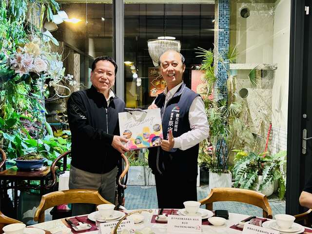 2观旅局蔡宗昇副局长代表致赠伴手礼予韩国旅行业协会-kata-王德信理事