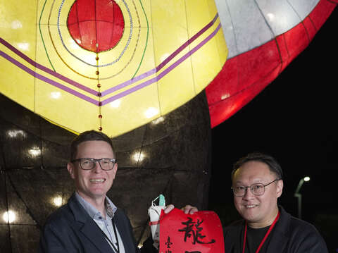 郑副市长赠龙马有春予芬兰商务办事处代表罗瑞