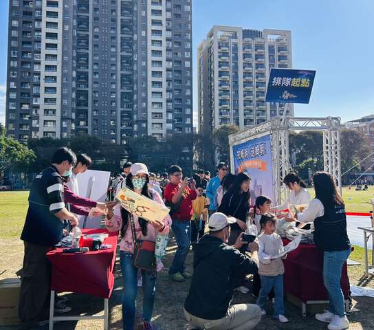 此次灯会主题吸引大小朋友热情参与