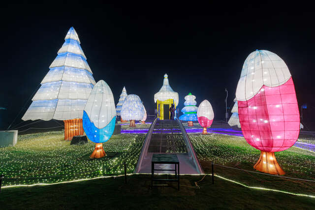 灯会布展期间已有民众浪漫赏灯