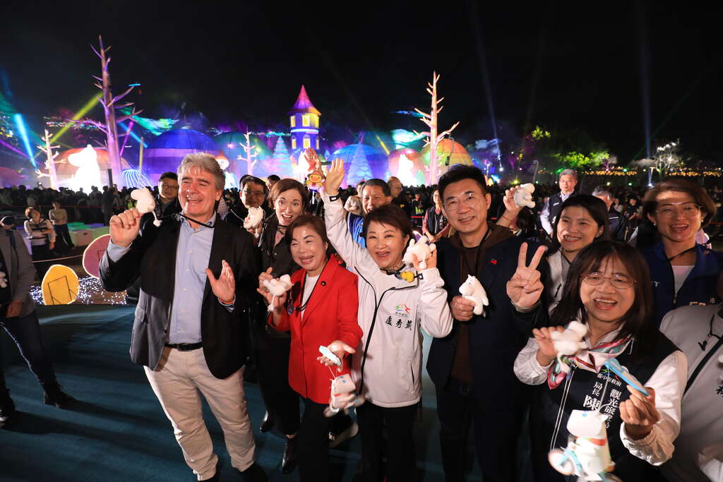 众人手拿姆明吊饰合影-现场气氛热络