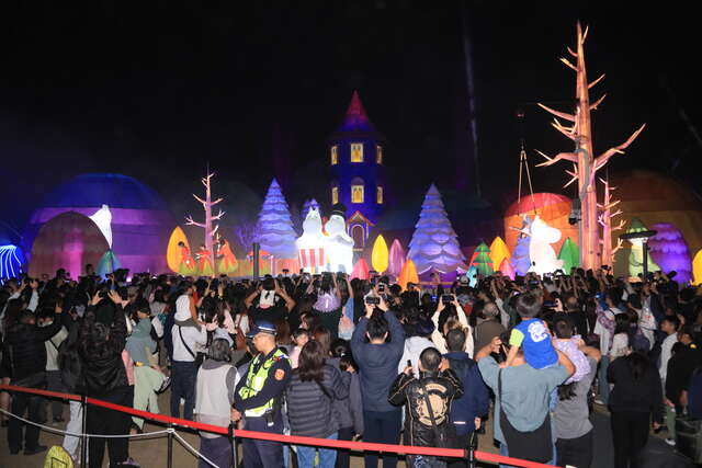 许多民众来到现场一同共襄盛举