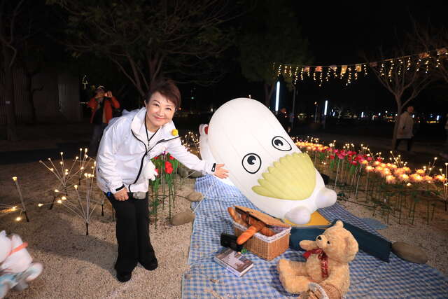 卢市长与姆明装置合影