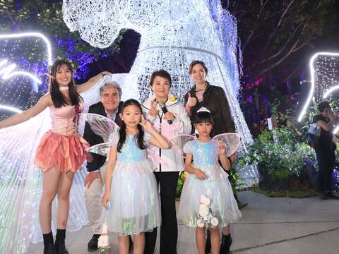 卢市长-贵宾及小朋友们合影