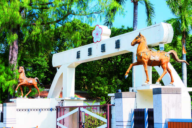 后里马场正门马雕像-呼应春节马年主题活动