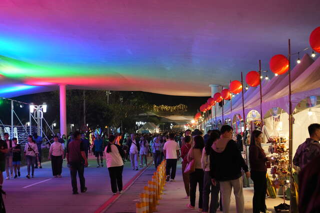 入夜的市集很有年味