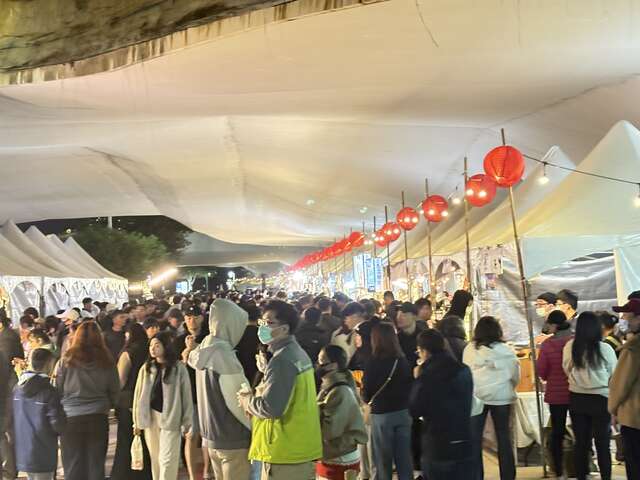 燈會市集熱鬧滾滾頗有年味