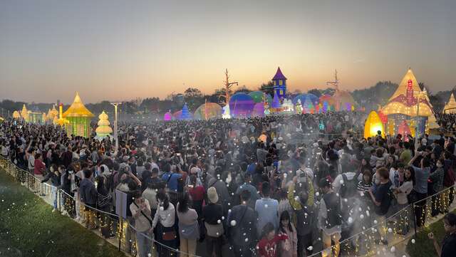 中台灣燈會爆紅人潮湧躍