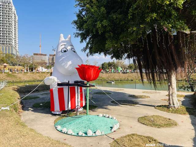 修剪玫瑰花的姆明媽媽