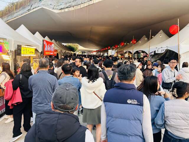 燈會市集徒步區擠滿人潮