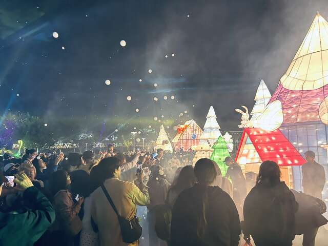 大小朋友都沉浸在極光下的姆明谷