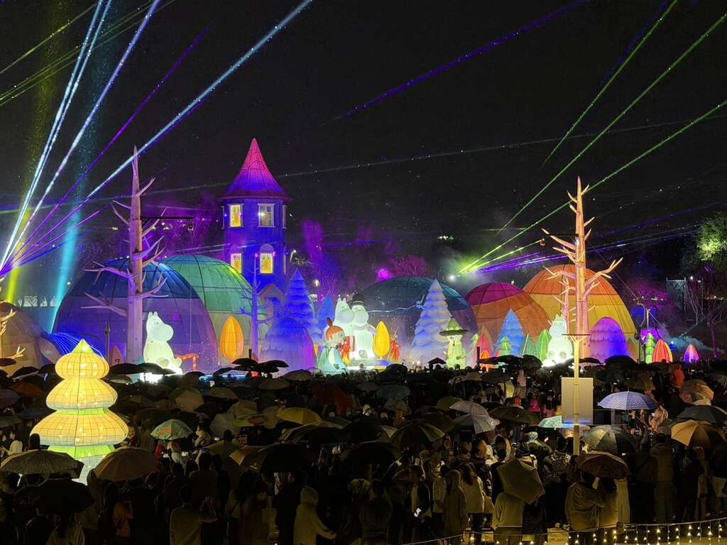 即便下雨也澆不熄民眾賞燈熱情