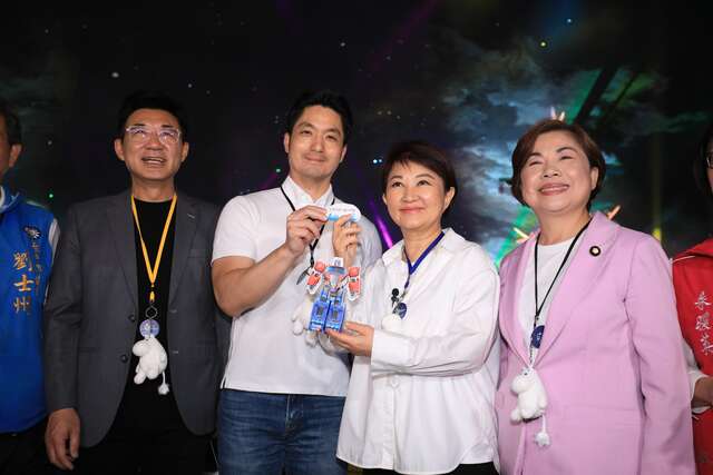 蔣市長贈送柯博文小提燈