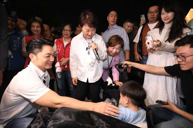 兩位市長提著開春最萌的-姆明小提燈-同遊燈區-沿途親手發送