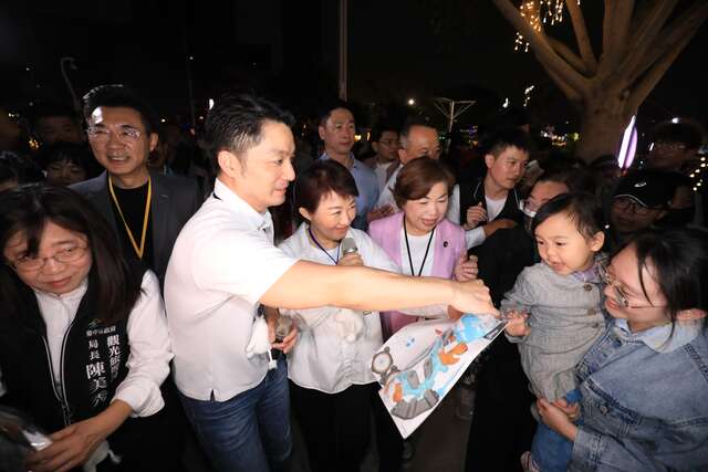 大小朋友沉浸在燈海與笑聲中-也被兩位市長親切自然的互動圈粉-現場氣氛熱烈溫馨