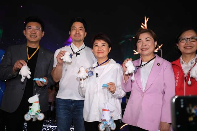 盧市長表示-感謝蔣市長專程自台北前來參觀台中燈會-今年台中與台北兩市燈會都辦得叫好又叫座