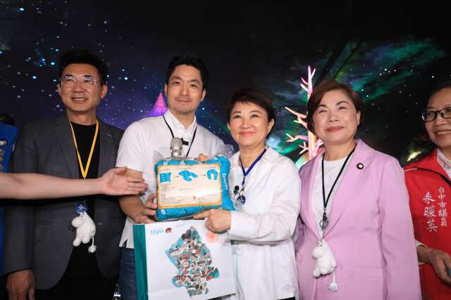 蔣市長贈送頸枕-並預祝盧市長訪美行程順利