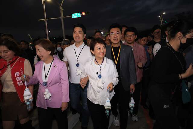 兩位市長親切自然-現場氣氛熱烈溫馨-人氣與魅力成為燈會另一道最吸睛的風景