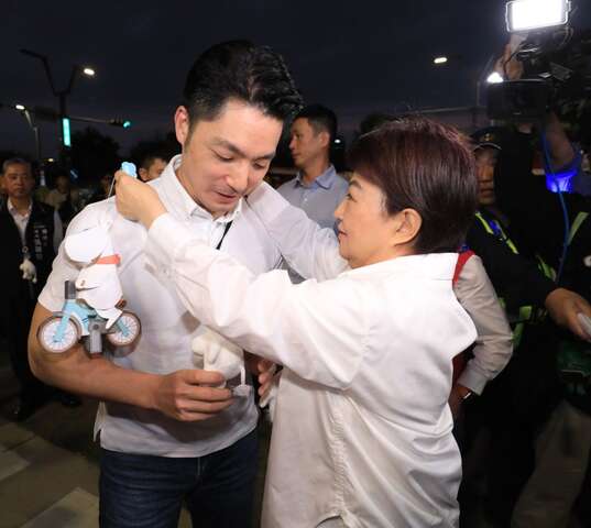 盧市長贈送姆明玩偶吊飾