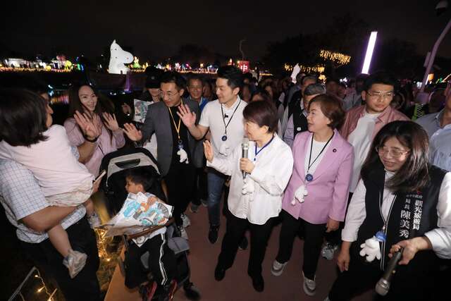 兩位市長所到之處民眾夾道歡迎-熱情歡呼-紛紛搶拍