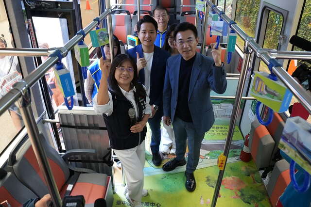 陈局长带领立委体验台湾好行555机场快捷线