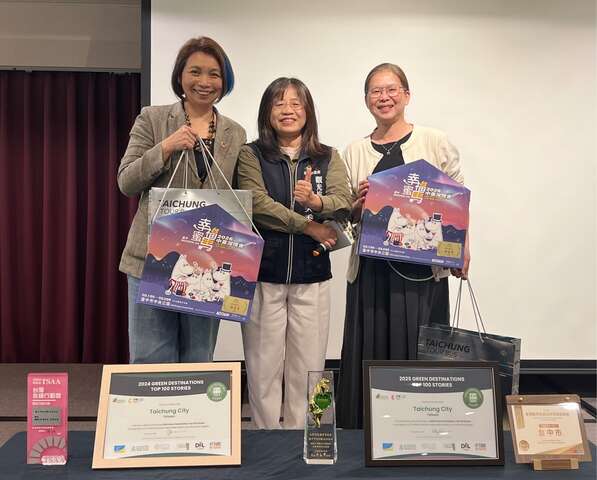 局长赠礼予台湾永续旅游协会理事长及朝邦文教基金会张桂芬副执行长