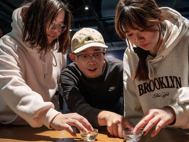 水母科教體驗活動讓民眾透過觸摸與互動方式近距離認識水母，提升海洋教育的參與與體驗感。