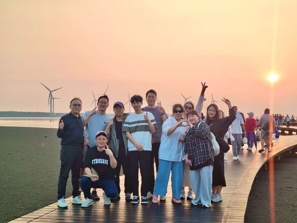 真航空踩線團於高美濕地合影