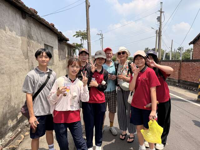 德國訪團在遶境行程中開心與信眾合影