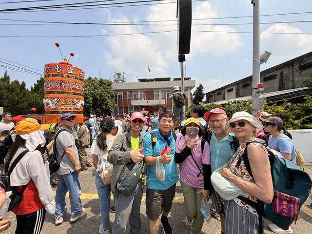 德國訪團在遶境行程中 開心與信眾合影