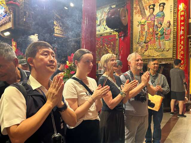 臺中觀旅局陪同德國訪團於媽祖起駕前 至大甲鎮瀾宮參拜