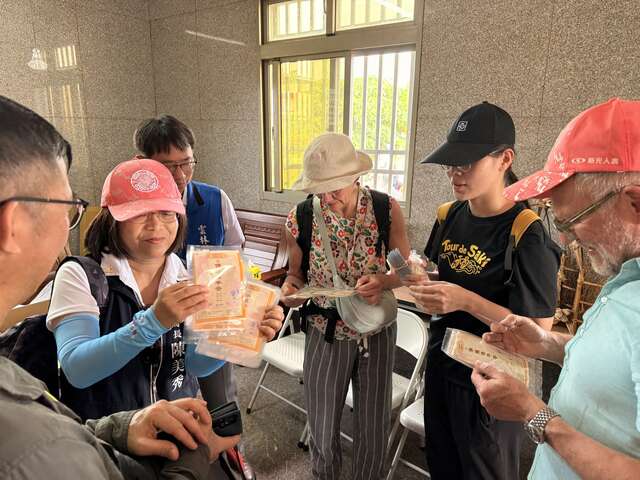 台中觀旅局長陳美秀致贈德國訪團平安符等紀念品