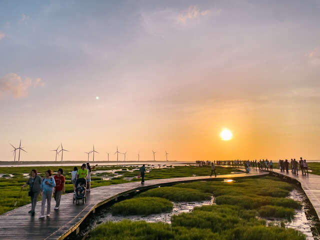 親子家庭於高美濕地共享歡樂時光