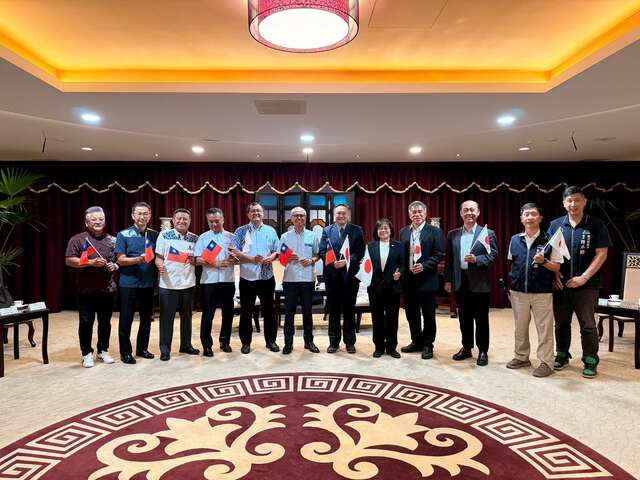 4-日本冲绳县宫古岛市嘉数市长一行与市府团队合影留念