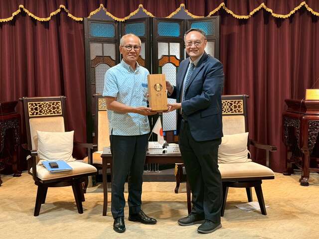 3-郑副市长致赠台中市梨山茶礼盒