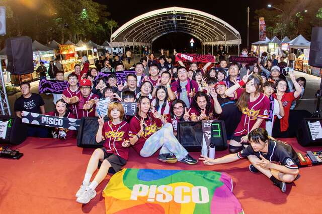 p-sco与现场粉丝民众大合照