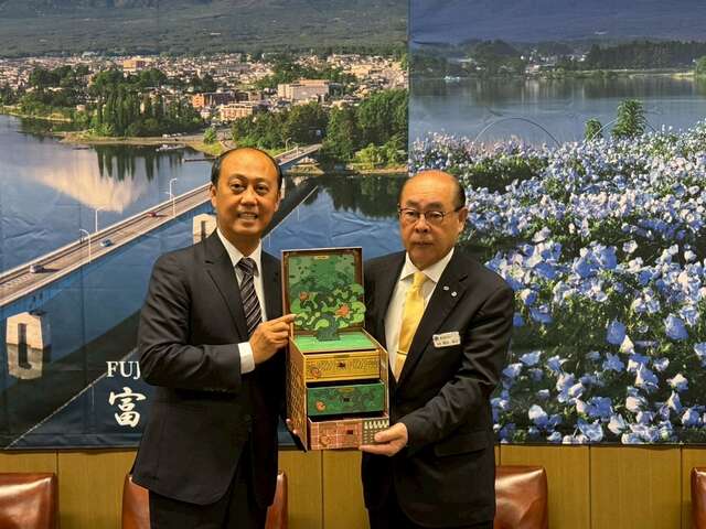 致赠町长台中特色伴手礼并合影留念