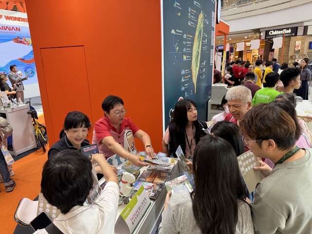 台中展摊吸引马来西亚华人驻足参与-现场互动热烈