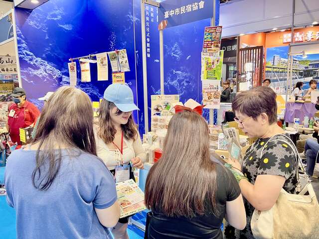 台中馆业者与现场民众互动情形