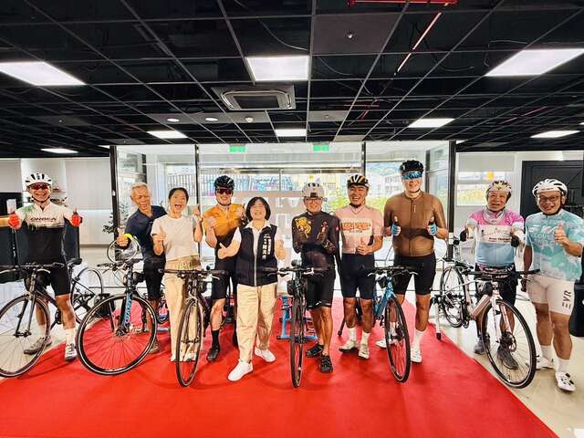 现场贵宾与国际车友大合照