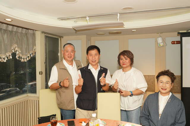 巫宗霖科长与泰国两大协会会长及泰国旅游局官员合影