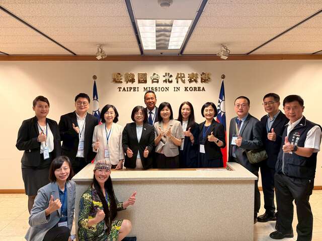 中台灣四縣市與駐韓國台北部交流郭公使及薛主任合影