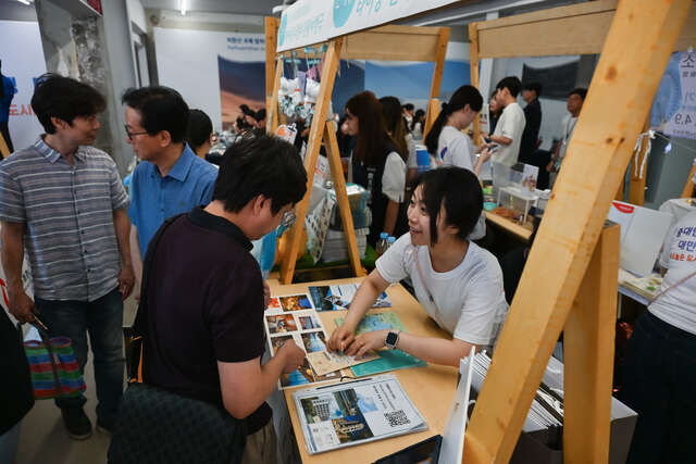 韓國民眾熱情至展攤諮詢中台灣旅遊訊息