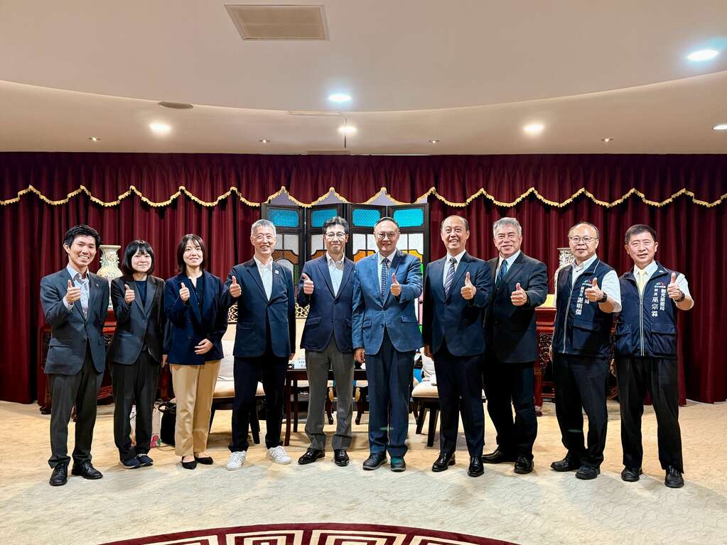 日本爱媛县菅规行副知事一行与市府团队合影留念