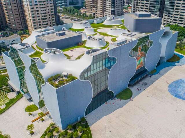 坐落於台中七期市中心的台中國家歌劇院-由世界知名建築師伊東豊雄設計-以獨特的曲牆建築聞名-是台灣極具代表性的現代建築地標